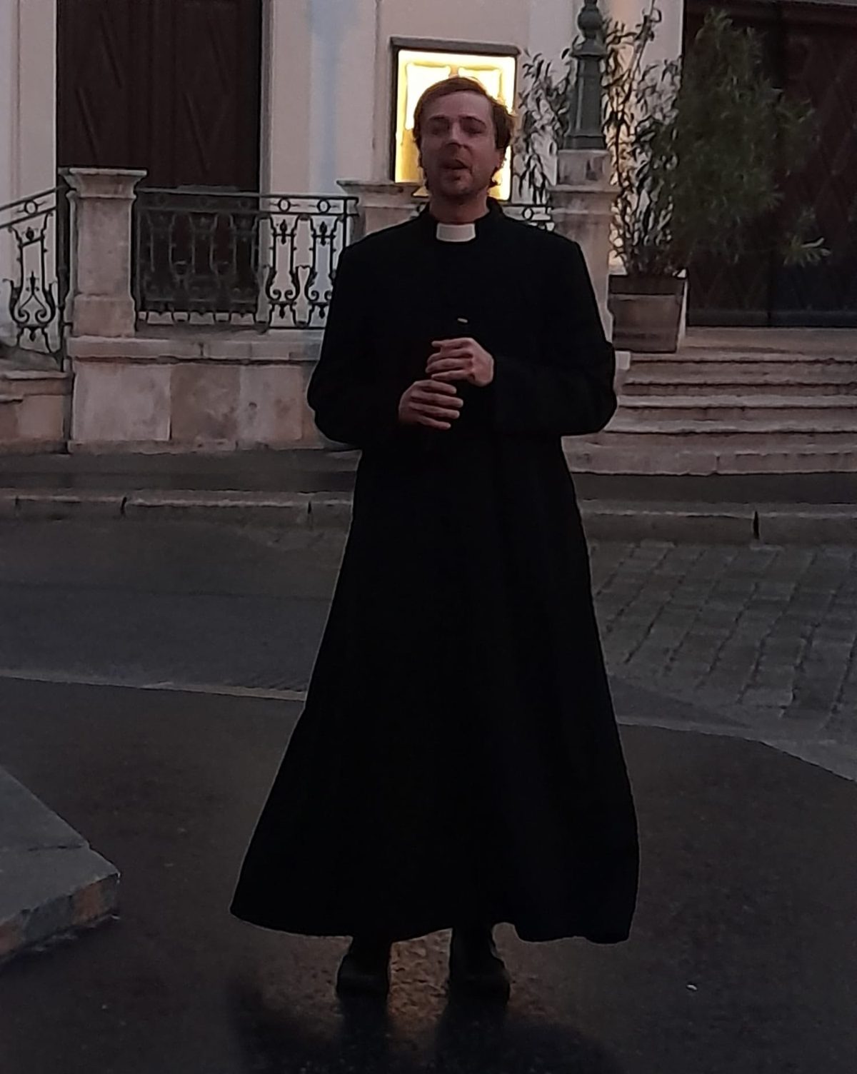 Szene aus der Tour vor einer Kirche am Abend