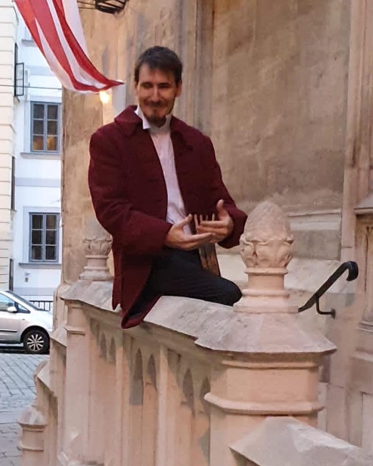 Szene aus der Tour auf einer gotischen Steinbrüstung